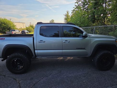 Used 2022 Toyota Tacoma TRD Off-Road w/ Technology Package AWD/4WD image 5
