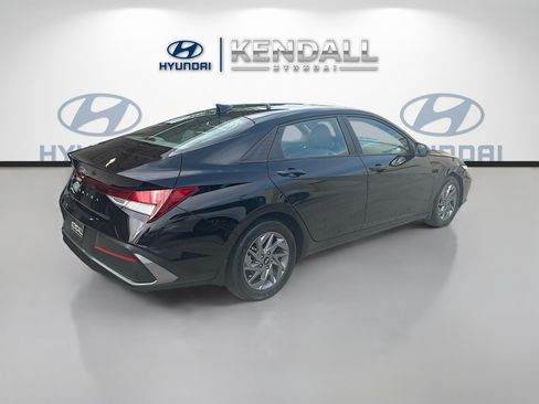 Used 2024 Hyundai Elantra SEL FWD image 6