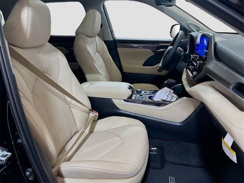 New 2025 Toyota Highlander Limited image 27
