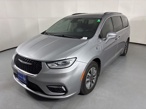 Used 2021 Chrysler Pacifica Touring-L FWD image 4