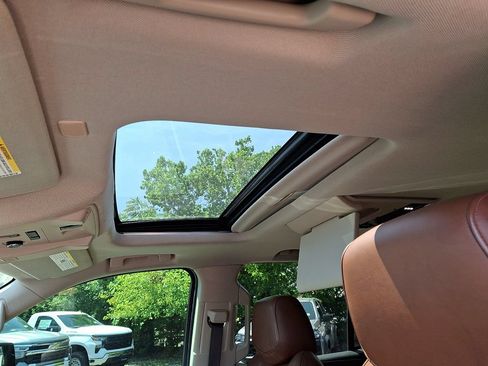 Used 2020 Cadillac Escalade Luxury w/ Escalade Sport Edition AWD/4WD image 17