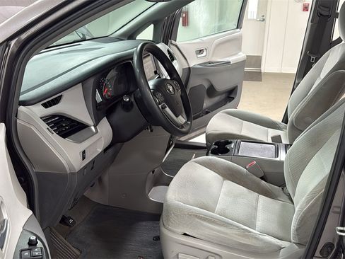 Used 2016 Toyota Sienna LE image 12