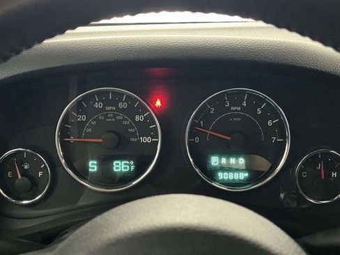 Used 2018 Jeep Wrangler Unlimited Sahara w/ Connectivity Group image 32