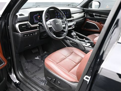 Used 2024 Kia Telluride EX w/ EX Captain's Chair Package FWD image 2
