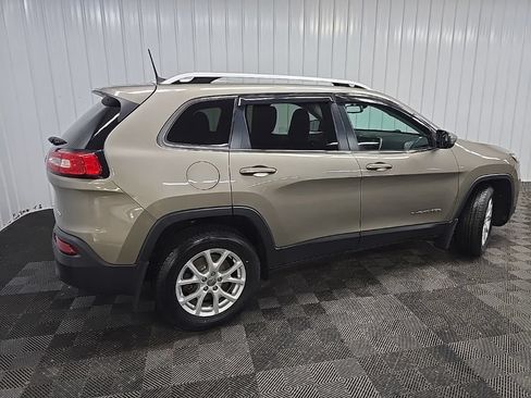Used 2016 Jeep Cherokee Latitude w/ Cold Weather Group AWD/4WD image 3