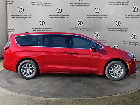 New 2026 Chrysler Pacifica Select image 6
