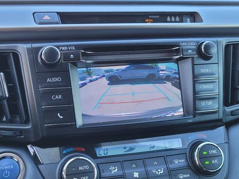 Used 2018 Toyota RAV4 LE AWD/4WD image 13