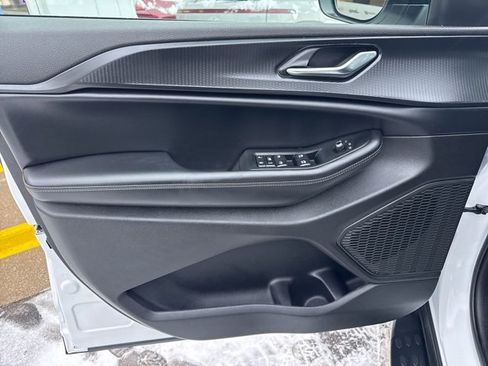 Certified 2025 Jeep Grand Cherokee Laredo w/ Luxury Tech Group I image 9