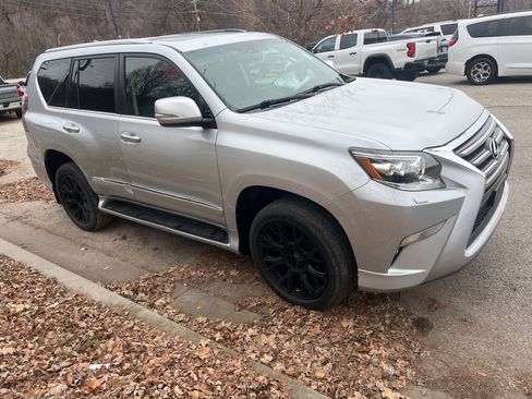 Used 2018 Lexus GX 460 Premium w/ Premium Package image 3
