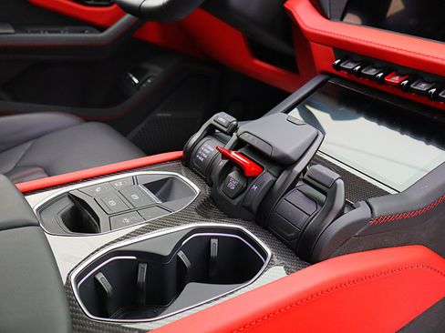 Used 2025 Lamborghini Urus SE AWD/4WD image 33