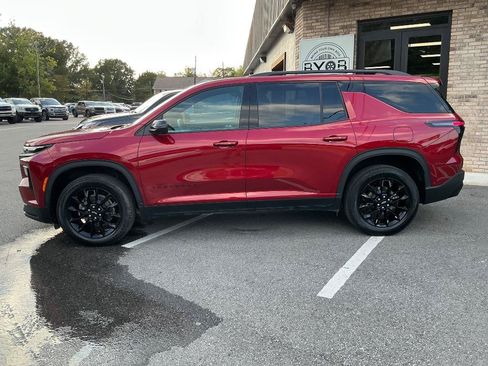 Used 2025 Chevrolet Traverse LT w/ Enhanced Driving Package FWD image 2