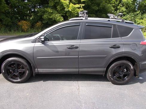 Used 2017 Toyota RAV4 XLE AWD/4WD image 6