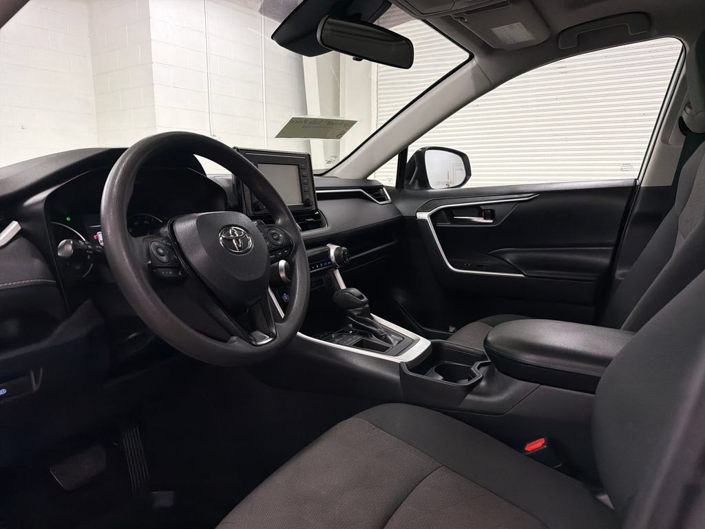 Used 2019 Toyota RAV4 XLE FWD image 6