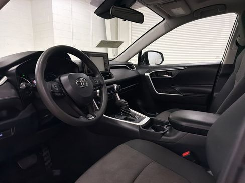 Used 2019 Toyota RAV4 XLE FWD image 6