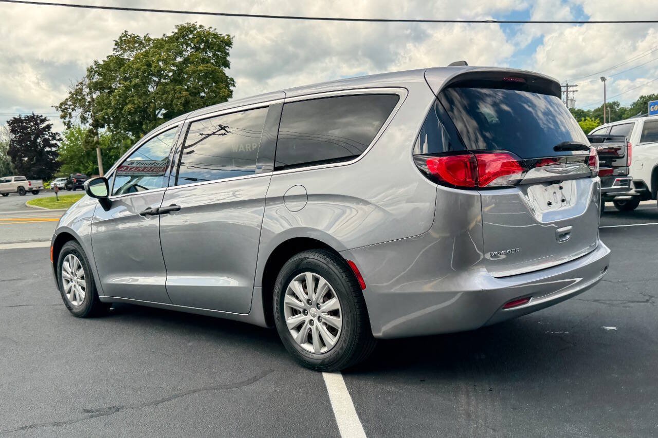 Used 2020 Chrysler Voyager L FWD image 6
