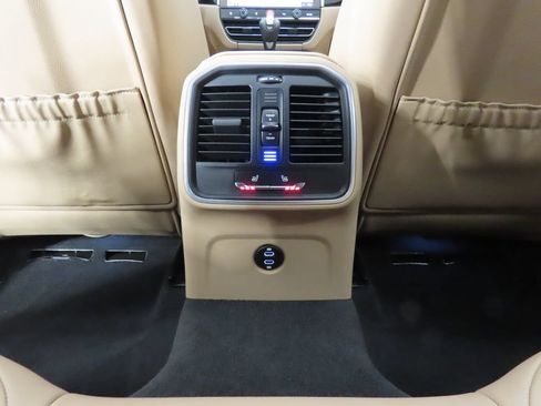 Certified 2025 Porsche Macan AWD/4WD image 32