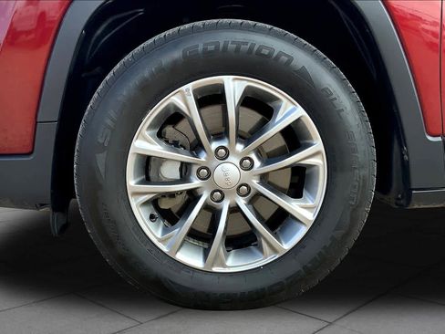 Used 2019 Jeep Cherokee Latitude Plus FWD image 11