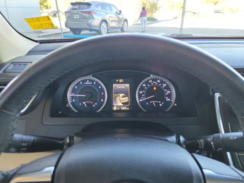 Used 2017 Toyota Camry XLE image 19