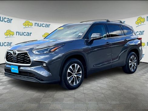 Used 2022 Toyota Highlander XLE image 3