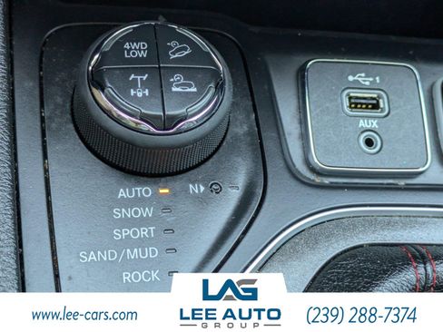 Used 2020 Jeep Cherokee Trailhawk image 28