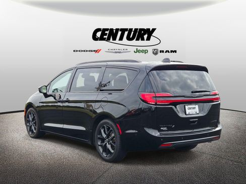 Used 2025 Chrysler Pacifica Limited FWD image 6