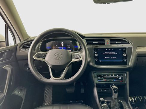 Used 2024 Volkswagen Tiguan SE w/ Panoramic Sunroof Package FWD image 17