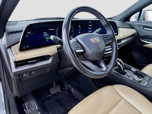 Used 2024 Cadillac XT4 Luxury w/ Cold Weather Package FWD image 11