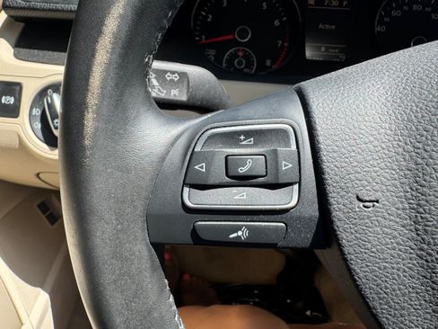 Used 2010 Volkswagen Passat Komfort FWD image 13