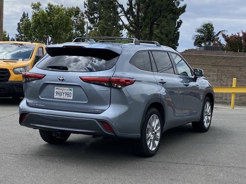 Used 2021 Toyota Highlander Limited FWD image 4