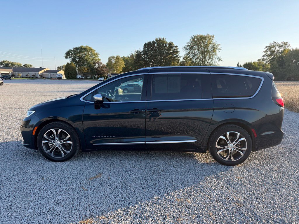 Used 2025 Chrysler Pacifica Pinnacle FWD image 4