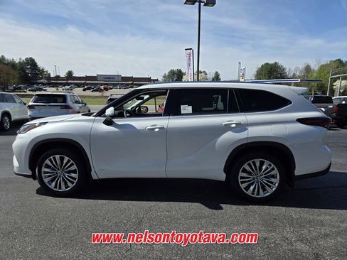 New 2026 Toyota Highlander Platinum AWD/4WD image 4