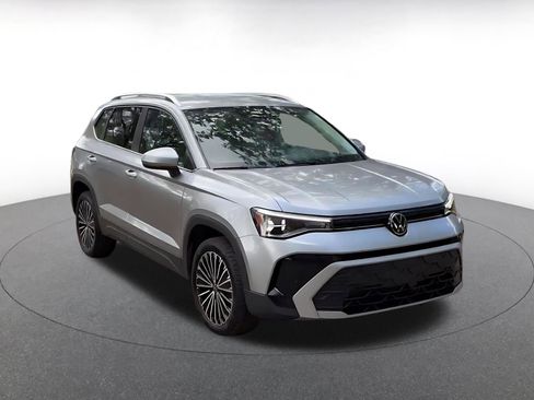 Used 2025 Volkswagen Taos SE image 3