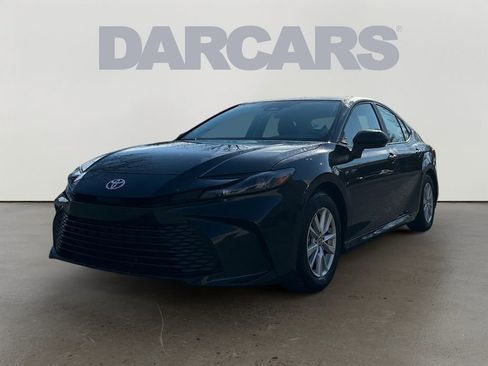 Used 2025 Toyota Camry LE image 3