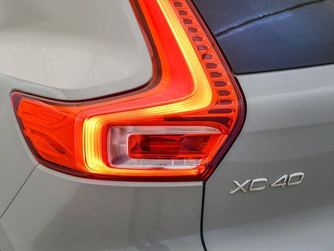 Certified 2025 Volvo XC40 B5 Plus image 12