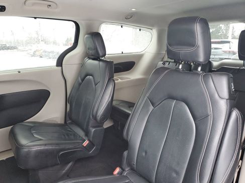 Used 2022 Chrysler Pacifica Touring-L image 29