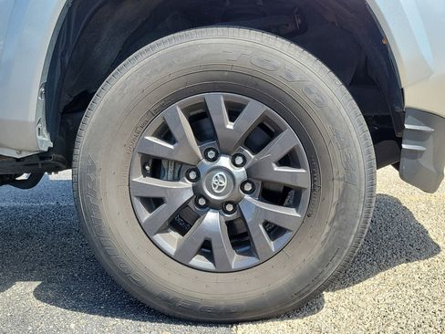 Used 2022 Toyota Tacoma SR5 AWD/4WD image 5
