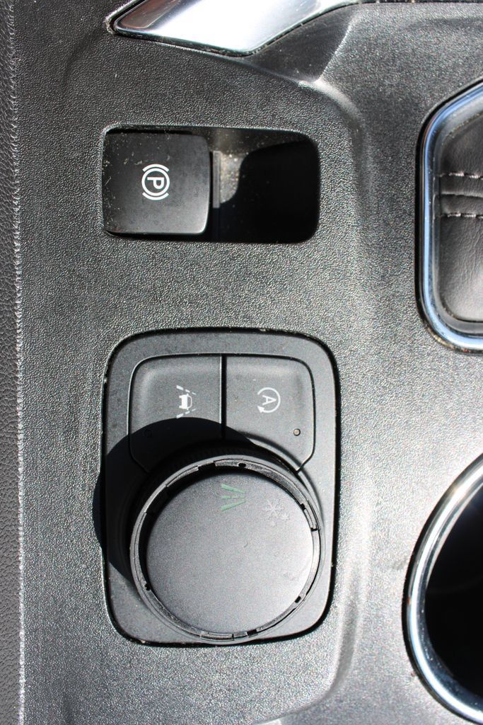 Used 2023 Chevrolet Traverse Premier FWD image 53
