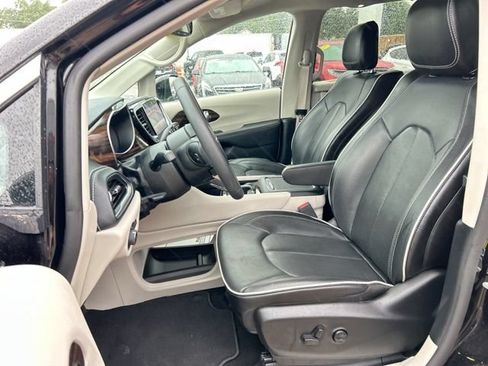 Used 2024 Chrysler Pacifica Limited w/ Uconnect Theater Family Group AWD/4WD image 29