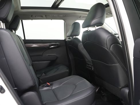 Used 2025 Toyota Highlander Limited AWD/4WD image 16
