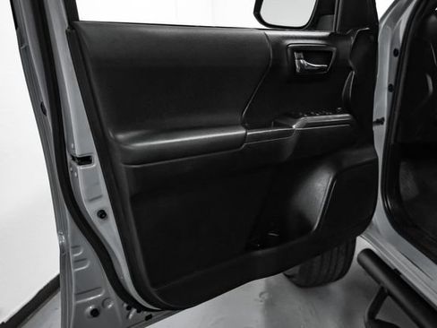 Used 2021 Toyota Tacoma TRD Sport AWD/4WD image 38