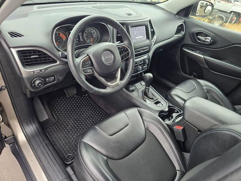 Used 2019 Jeep Cherokee Latitude Plus w/ Comfort/Convenience Group AWD/4WD image 2