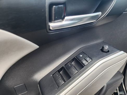 Used 2020 Toyota Highlander XLE image 28