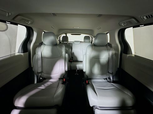 Used 2023 Toyota Sienna Limited FWD image 30