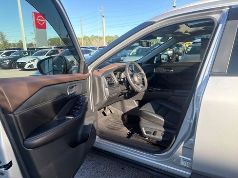 Used 2022 Nissan Rogue SV w/ SV Premium Package image 15