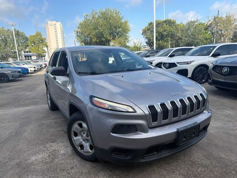 Used 2017 Jeep Cherokee Sport FWD image 3