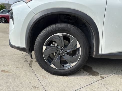 Used 2024 Nissan Rogue SV image 33