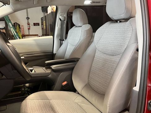 Used 2021 Toyota Sienna LE FWD image 13