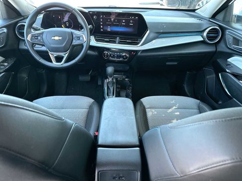 Used 2025 Chevrolet Trax LT w/ LT Convenience Package FWD image 25