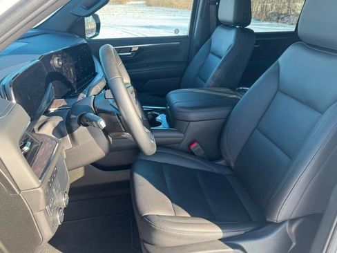 Used 2025 Chevrolet Suburban Z71 image 23