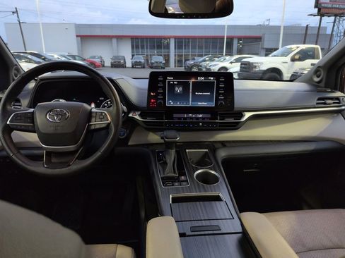 Used 2024 Toyota Sienna Limited image 12